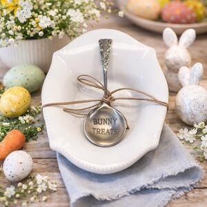 NEW Mud Pie “Bunny Treats” Easter Bowl & Spoon Set – White Scalloped Ceramic Can